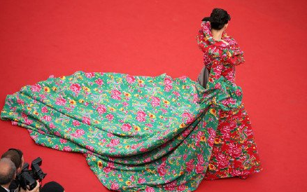 一秒变东北大花袄红毯装!城里人都这么玩?!