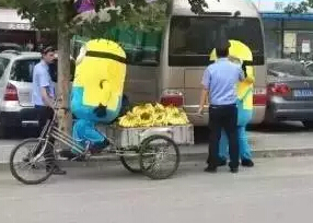 过气明星卖蕉遭保安驱赶萌死人了 跑酷还是跑路