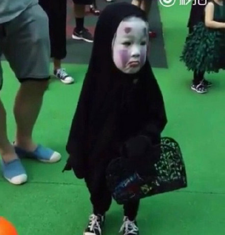 小朋友万圣节cos无脸男吓坏小同学 台湾小朋友万圣节cos无脸男