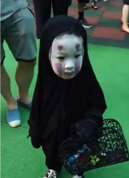 小朋友万圣节cos无脸男吓坏小同学 台湾小朋友万圣节cos无脸男