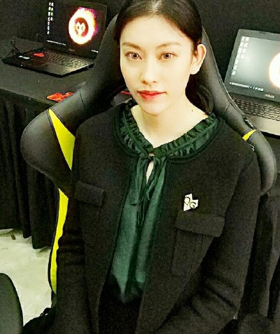 lpl首位女选手紫薇资料 lol中国联赛首位女选手紫薇图片资料