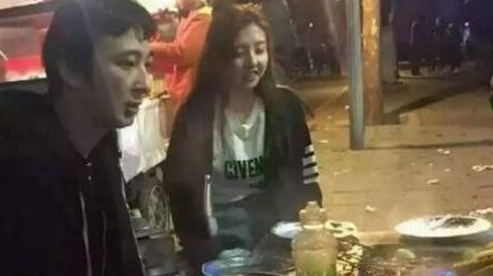 王思聪被打怎么回事  王思聪在东北街边撸串被谁打了
