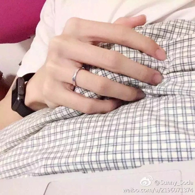 手控图片女高清壁纸 手控图片男高清壁纸