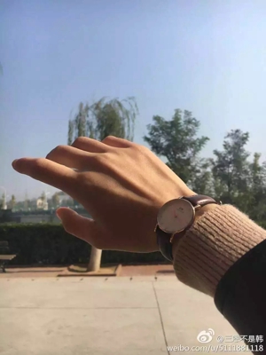 手控图片女高清壁纸 手控图片男高清壁纸