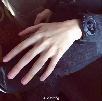 手控图片女高清壁纸 手控图片男高清壁纸