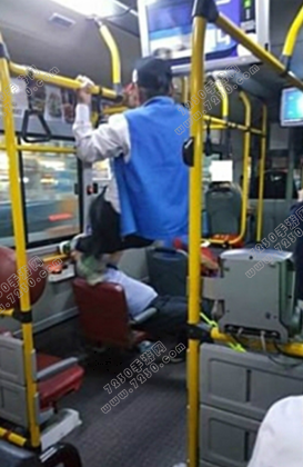大爷飞踹年轻人 大爷为什么飞踹年轻人