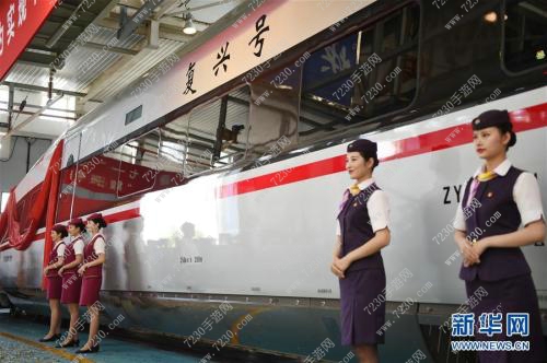 复兴号动车组亮相图片 复兴号动车组图片介绍