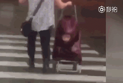 孩子被塞进买菜小车表情包 孩子塞进买菜小车表情包